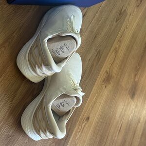 Kizik Athens - White Creme - size 11 - like new